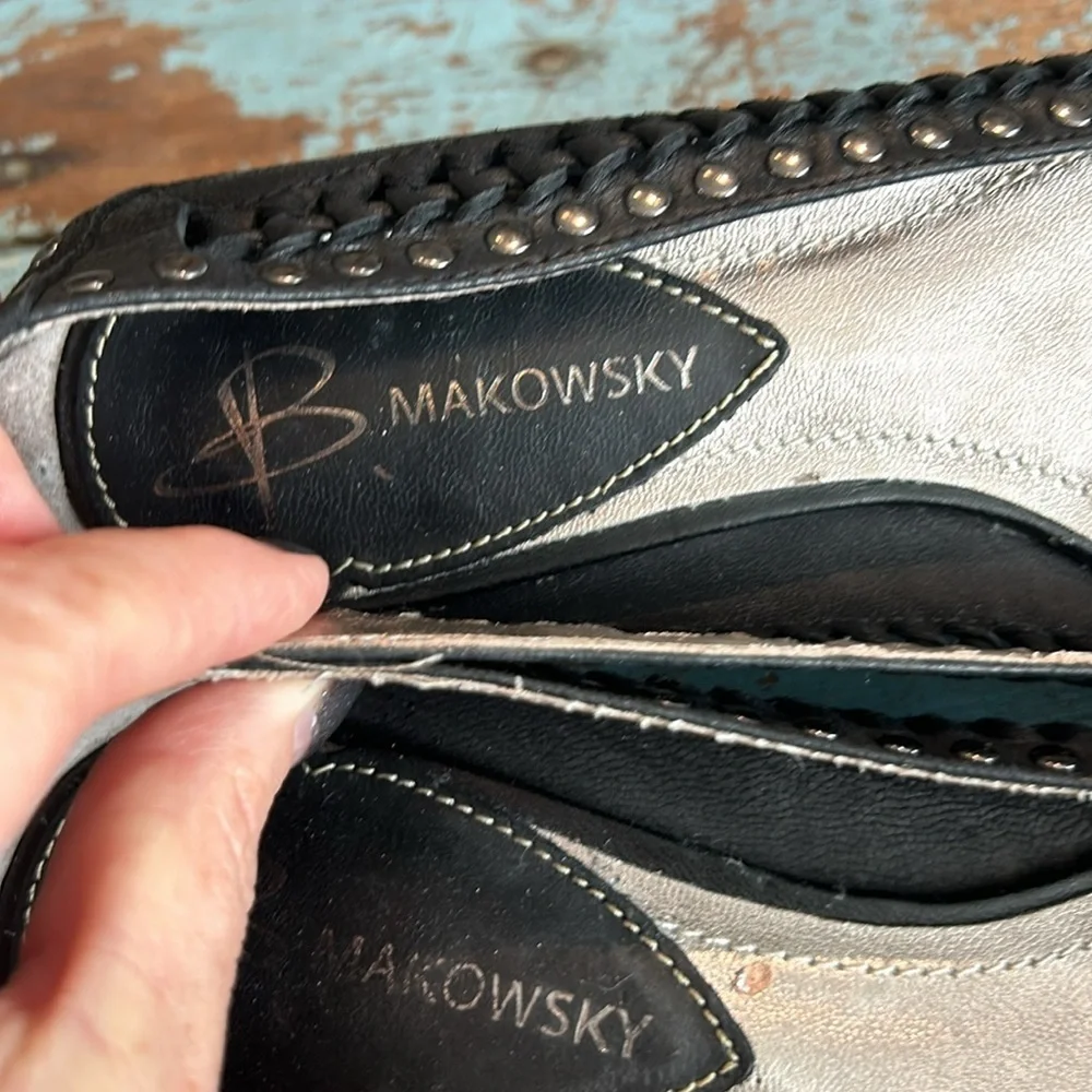 b. MAKOWSKY Black LEATHER FLATS w/  silver studs and perforation detail size 7.5 - Picture 4 of 8